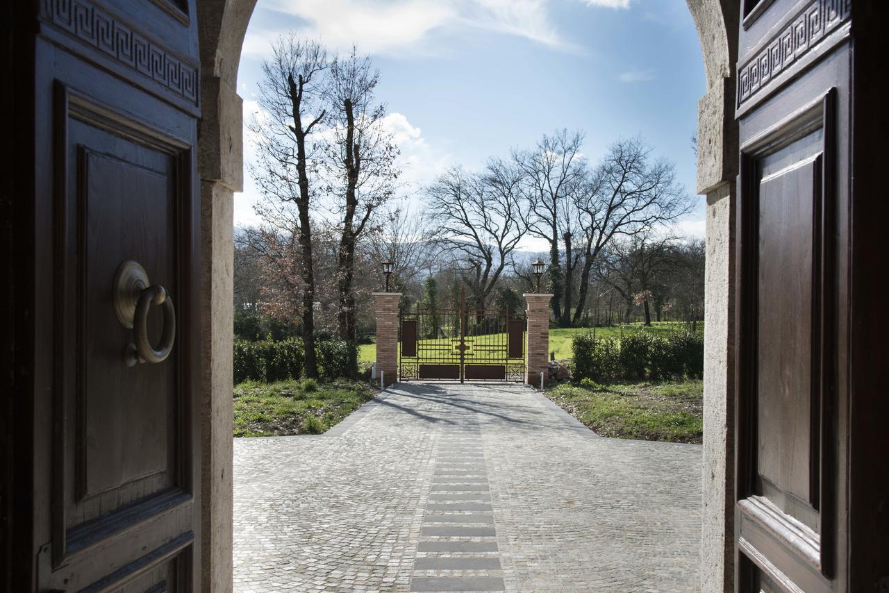 La Tenuta Di Trimalcione Pofi Kültér fotó